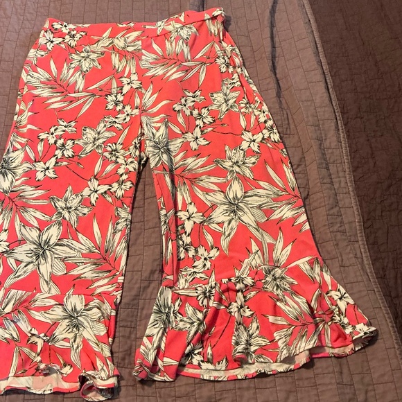 ECI Floral petite XL Capri with ruffle - Picture 4 of 5